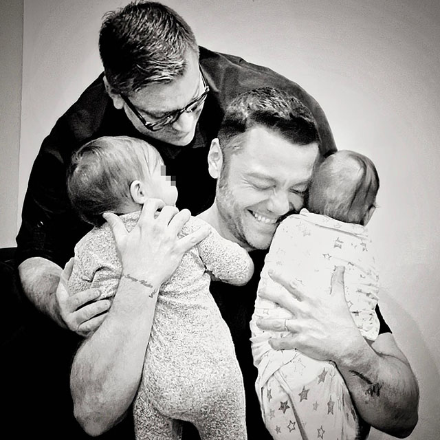 Tiziano Ferro è diventato padre di due bambini: l'annuncio social con foto dei piccoli